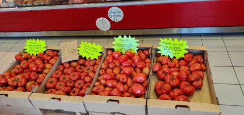 Vente de tomates locales à Egletons